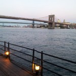 Am Fuße der Brooklyn Bridge
