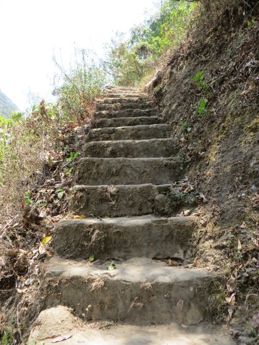 Steile Stufen zum Wasserfall
