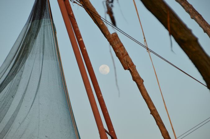 Mond zwischen den Fischernetzen